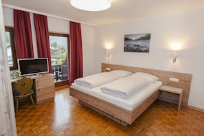 Grand Double Room | Desk, free WiFi, bed sheets - Pension Leuprecht (Lechaschau)