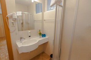Vierbettzimmer | Badezimmer