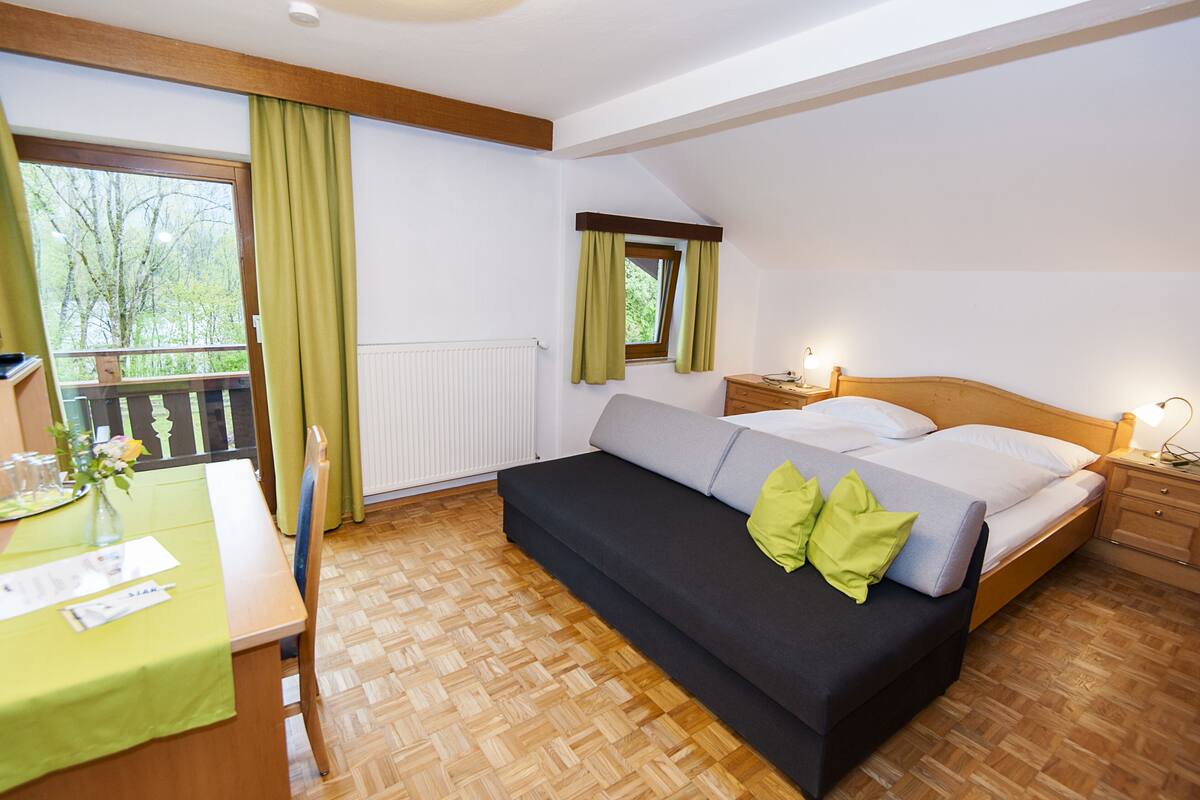 Triple Room | Desk, WiFi (free), bed sheets