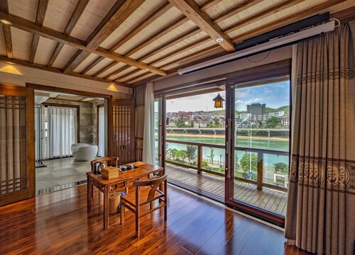 Riverside Boutique Inn