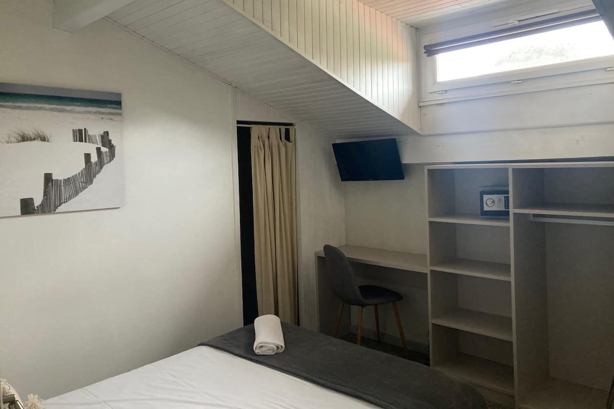 Habitación doble económica | Caja de seguridad en la habitación y decoración personalizada