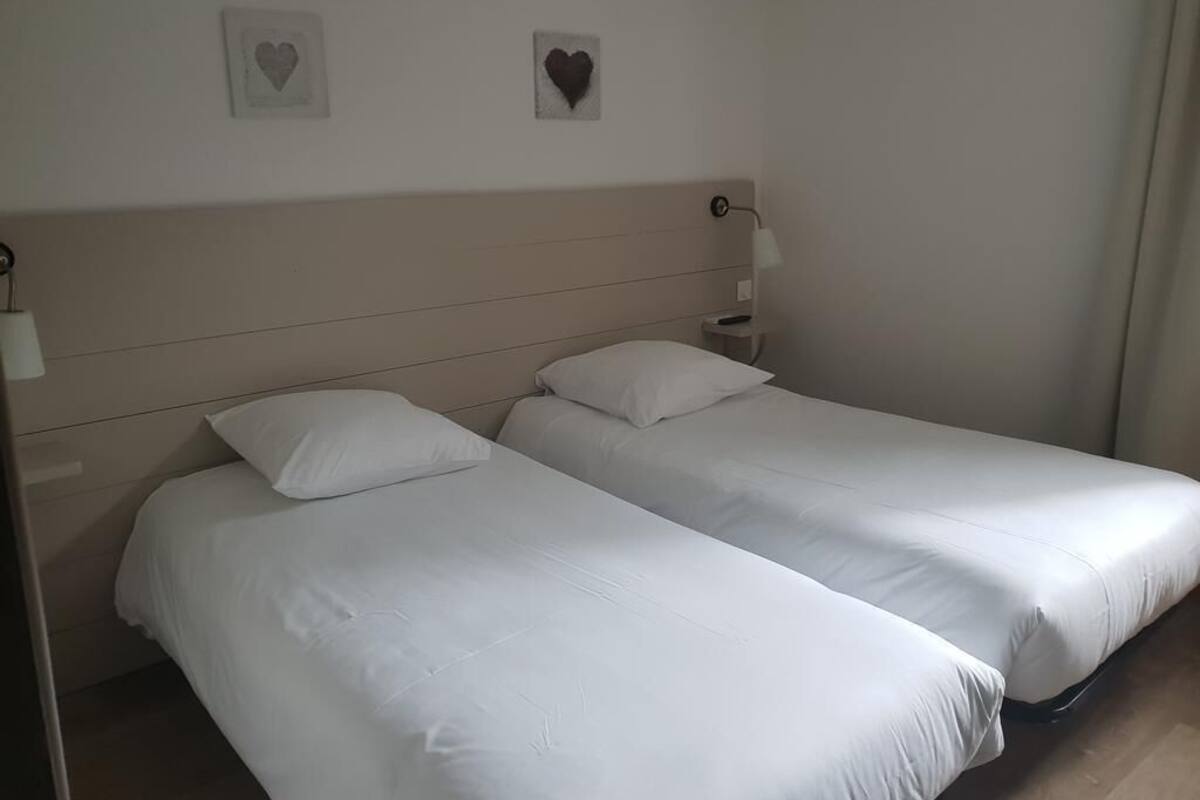 Tomannsrom, kanalutsikt | Safe på rommet, skrivebord, wi-fi (inkludert) og individuelt dekorert
