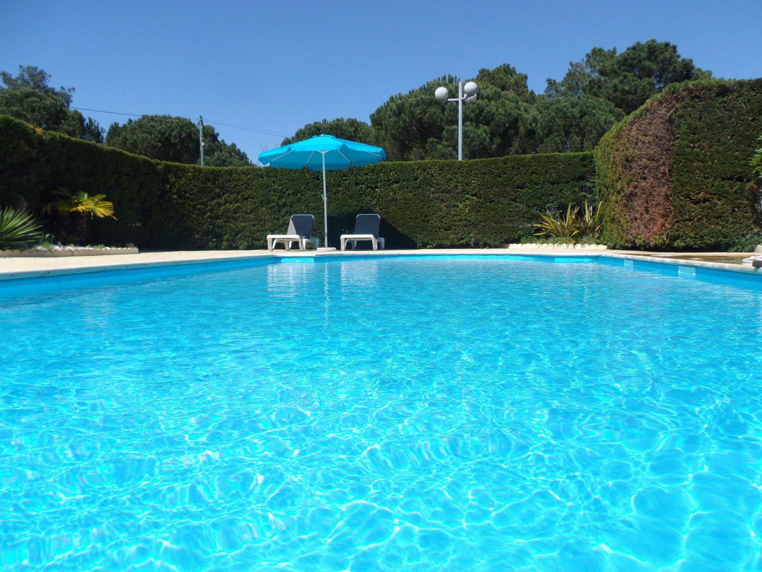 حمّام سباحة خارجي موسمي، مظلات على حمّام السباحة، مقاعد للتشمس