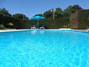 Außenpool (je nach Saison geöffnet), Sonnenschirme, Liegestühle