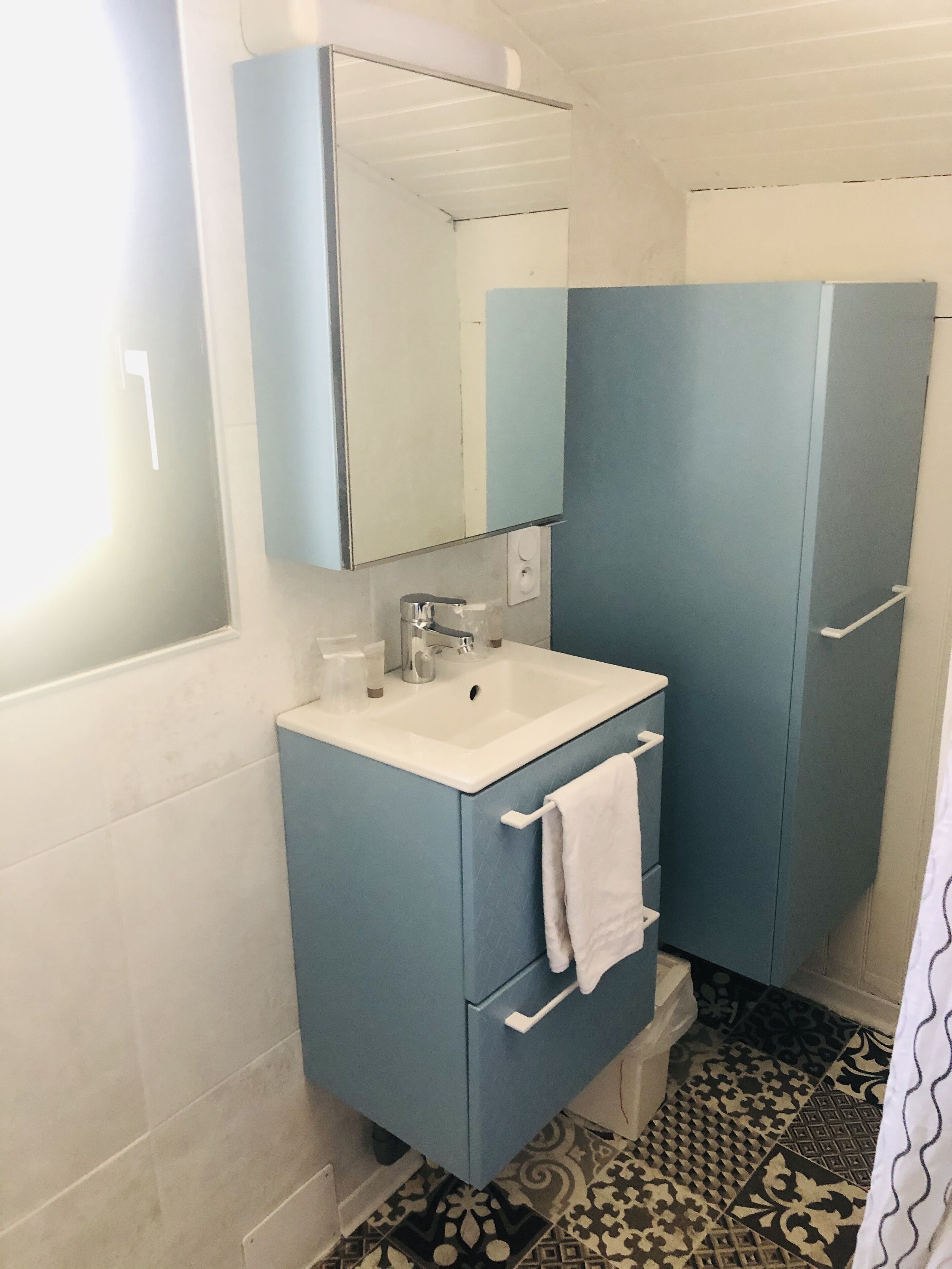 family room, garden view | bathroom | free toiletries, hair dryer, towels