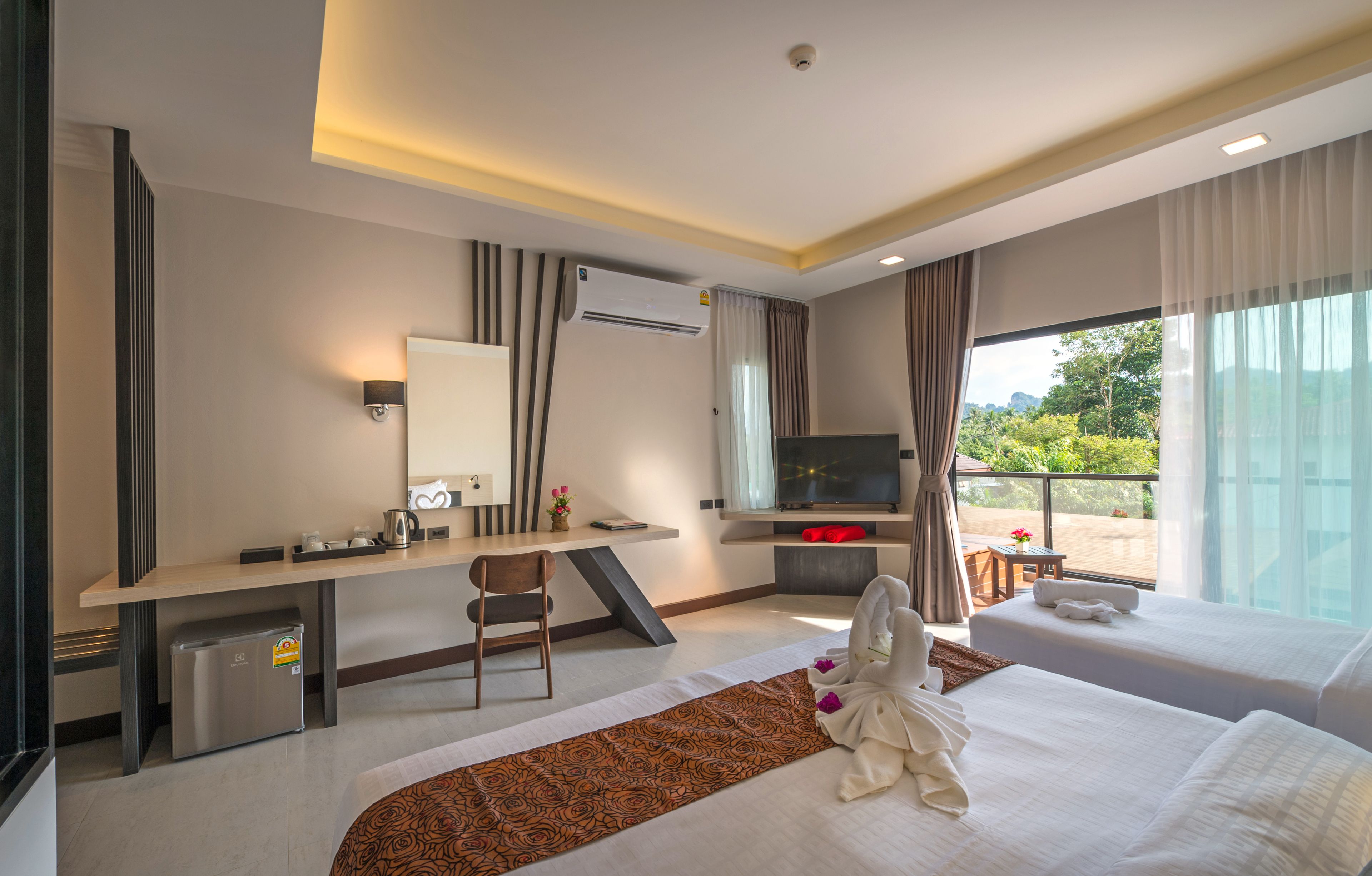 deluxe double room, pool view | minibar, in-room safe, blackout curtains, soundproofing