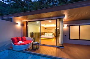Mountain Pool Villa with Bathtub | Minibar, coffres-forts dans les chambres, rideaux occultants