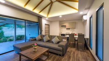 Family Pool Villa | Minibar, coffres-forts dans les chambres, rideaux occultants