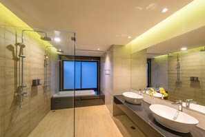 Mountain Pool Villa with Bathtub | 욕실 | 무료 세면용품, 헤어드라이어, 목욕가운, 슬리퍼