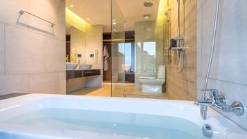 Mountain Pool Villa with Bathtub | Minibaari, tallelokero huoneessa, pimennysverhot, äänieristys