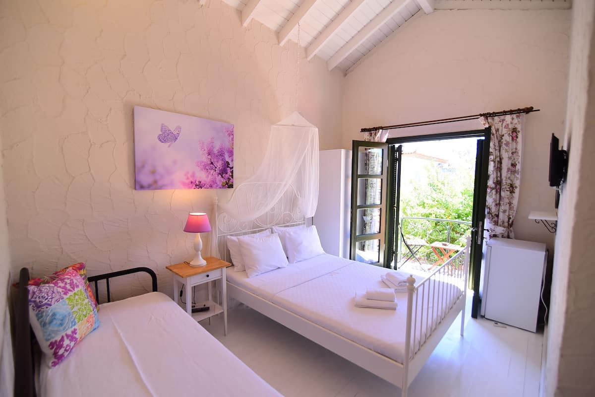 Habitación triple Deluxe, balcón | Sábanas de algodón egipcio, sistema de insonorización, wifi gratis