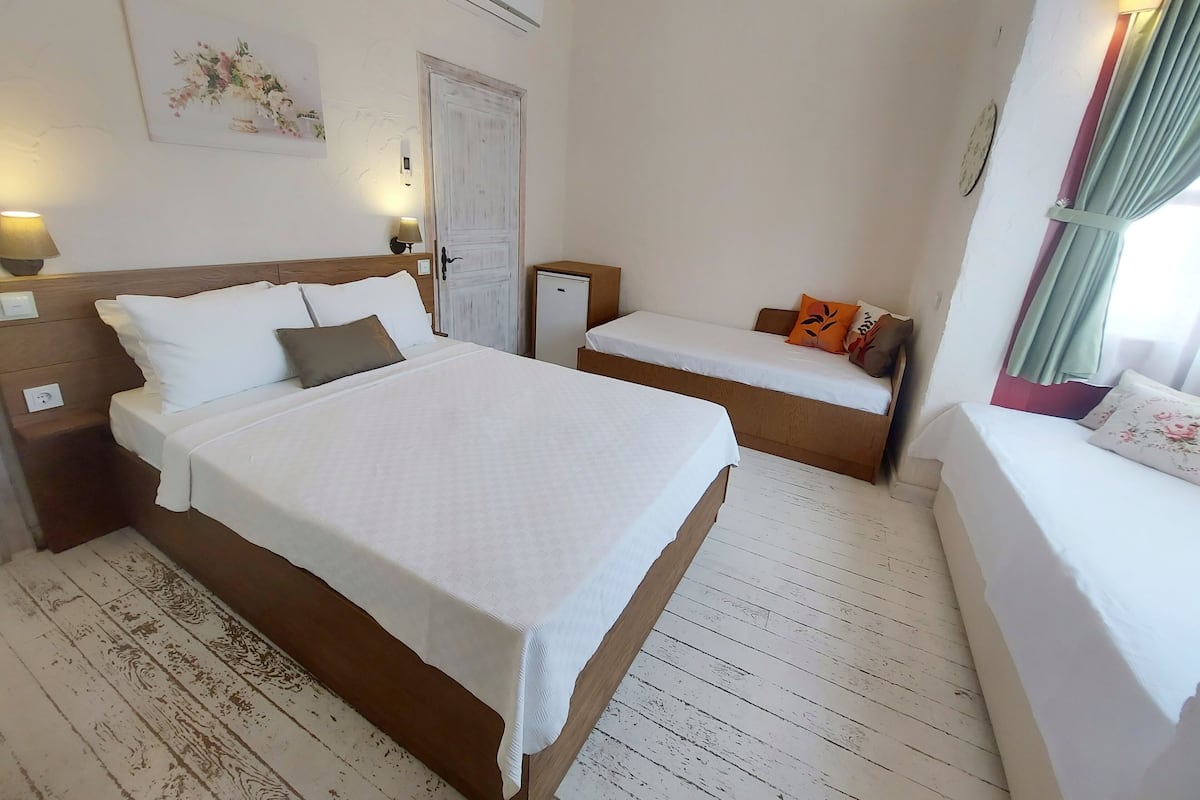 Deluxe Family Room, By Window | Sábanas de algodón egipcio, sistema de insonorización, wifi gratis