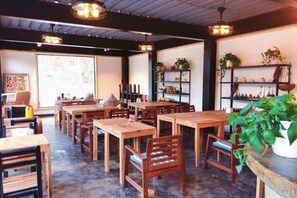 아침 식사, 점심 식사 및 저녁 식사 제공