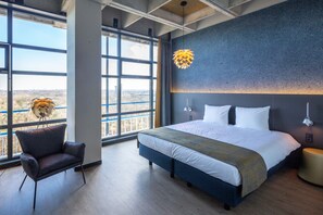 Minibar, in-room safe, desk, laptop workspace - U Parkhotel (Enschede)