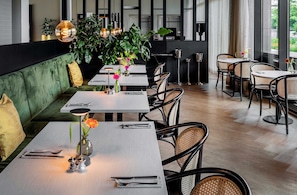 Breakfast, lunch and dinner served - U Parkhotel (Enschede)