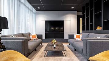 Breakfast, lunch and dinner served