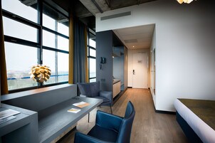 Frigobar, cofres nos quartos, escrivaninha