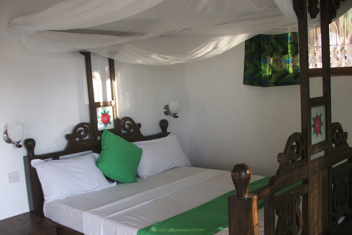 Bungalow, 1 cama doble, fumadores | Ropa de cama de alta calidad, cortinas opacas, ropa de cama