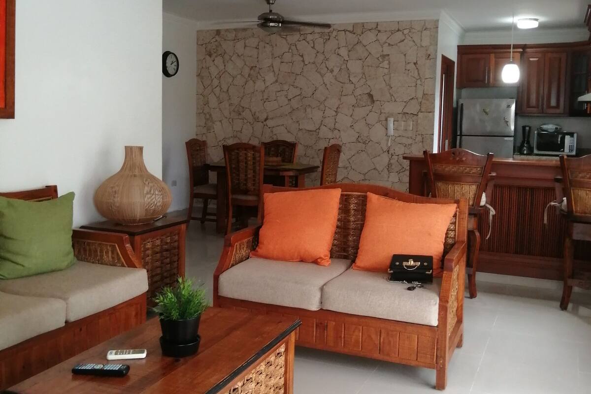 Appartement Confort, 2 grands lits, fumeur, vue sur le jardin | Aire de séjour | Téléviseur à écran plat