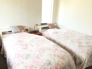 Economy Twin kamer, roken (2F, No Elevator) | Een bureau, gratis wifi, beddengoed