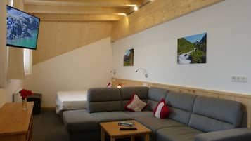 Familienzimmer | Wohnbereich | Flachbildfernseher