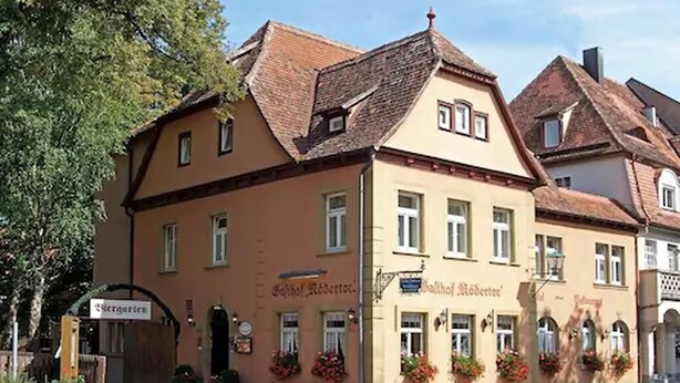Um edifício europeu tradicional com uma placa indicando 