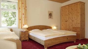 Dreibettzimmer | Babybetten, kostenloses WLAN