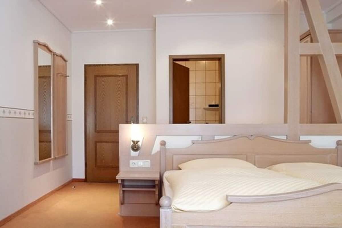 Cots/infant beds, free WiFi