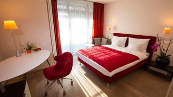 Minibar, escriptori i espai de treball apte per a portàtils