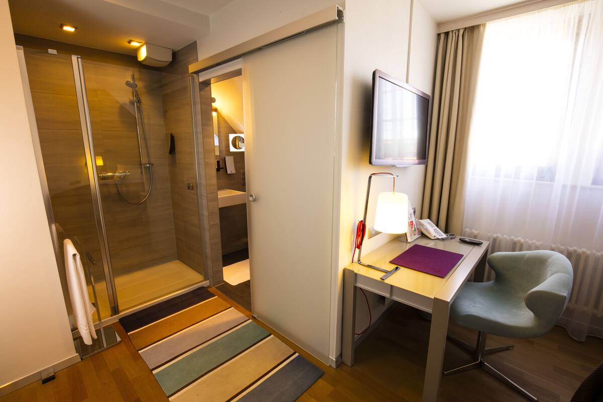 standard single room | bathroom | shower, free toiletries, hair dryer, slippers