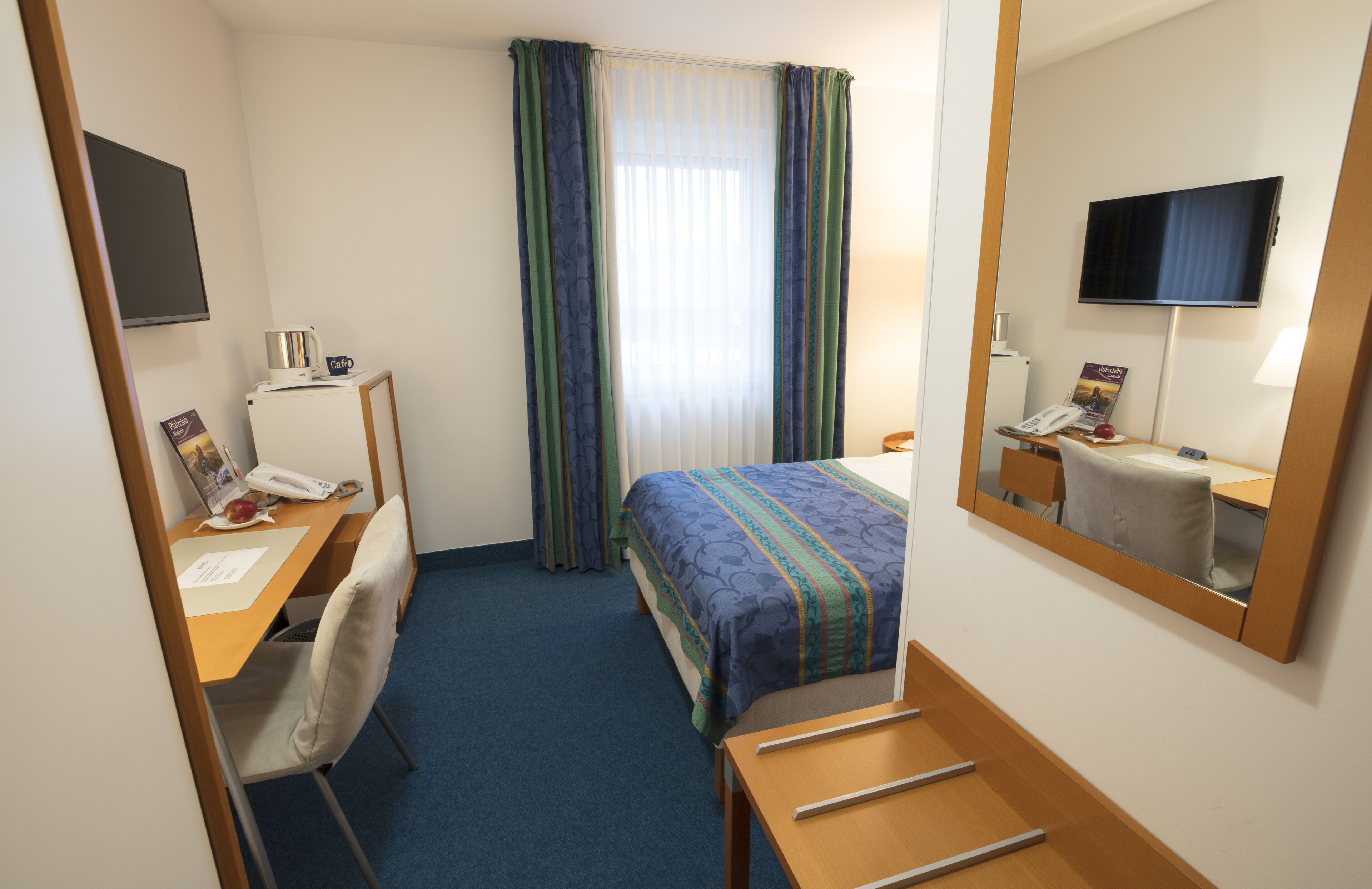 standard single room | living area | flat-screen tv