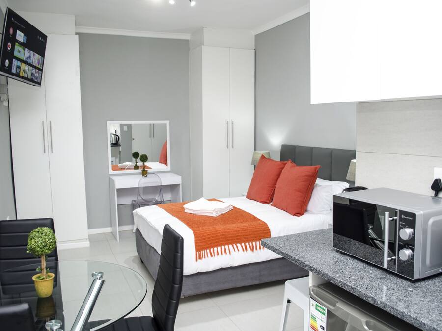 Apartment | Desk, iron/ironing board, free WiFi, bed sheets