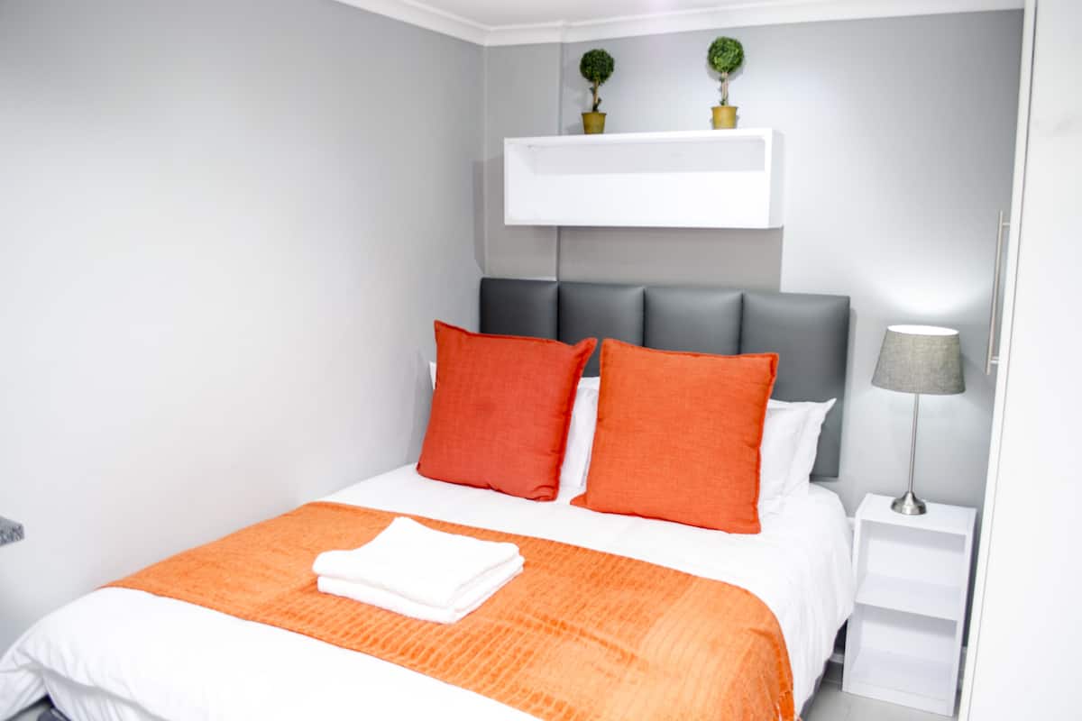 Studio Suite | Desk, iron/ironing board, free WiFi, bed sheets