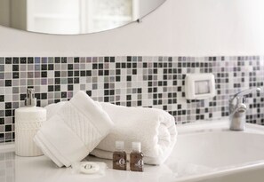 Apartment, 1 Schlafzimmer | Badezimmer | Dusche, Handtücher, Shampoo
