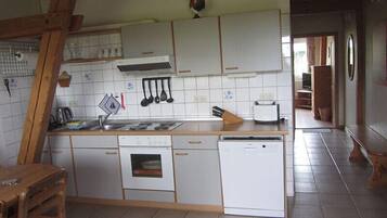 Apartemen Comfort, 2 kamar tidur | Dapur pribadi | Kompor, mesin pencuci piring, dan peralatan masak/sendok-piring