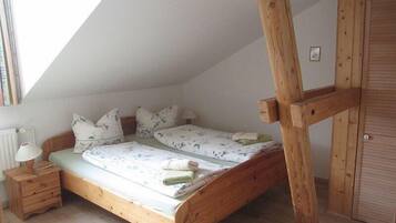 Căn hộ tiện nghi đơn giản, 2 phòng ngủ | Truy cập Internet không dây miễn phí, bộ trải giường