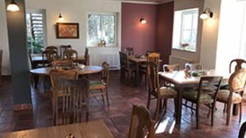 Bữa sáng kiểu Âu hàng ngày (9 EUR/mỗi người)