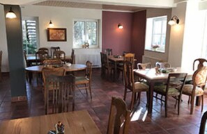 Tägliches kontinentales Frühstück (9 EUR pro Person)