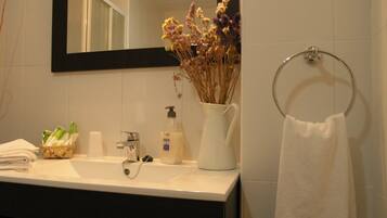 Dutxa, articles de tocador gratuïts, assecador de cabells i tovalloles