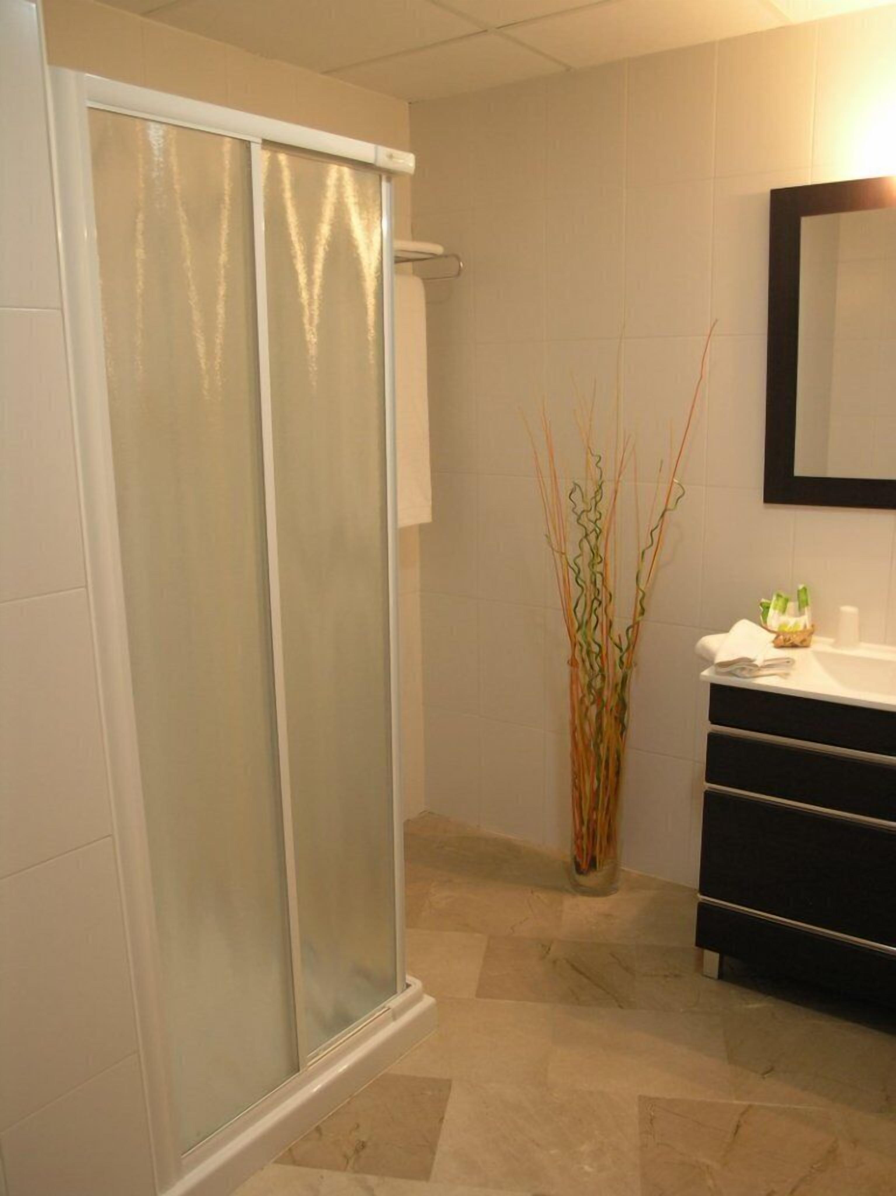Een douche, gratis toiletartikelen, een haardroger, handdoeken