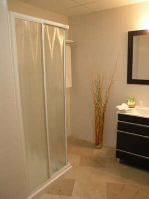Shower, free toiletries, hair dryer, towels - Apartamentos Aixa II (Caravaca de la Cruz)