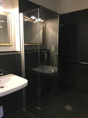 Leilighet – standard | Bad | Dusj, hårføner, håndklær og sjampo