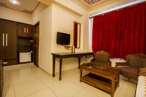 Bộ đồ giường cao cấp, nệm có lớp đệm bông, bàn 