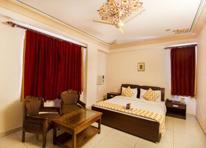 Bộ đồ giường cao cấp, nệm có lớp đệm bông, bàn 