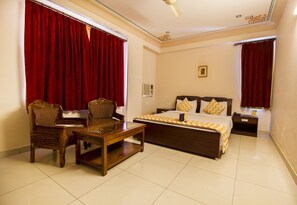 Bộ đồ giường cao cấp, nệm có lớp đệm bông, bàn 