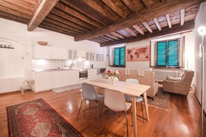 Apartment, 1 Schlafzimmer | Essbereich im Zimmer