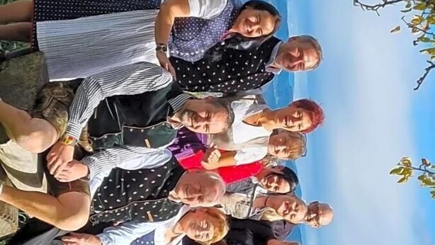 A group of people standing outdoors with a scenic view in the background. - Baumgartnerhof (Finkenstein am Faaker See)
