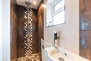 Habitación Deluxe doble | Baño | Ducha, artículos de higiene personal gratuitos y secador de pelo