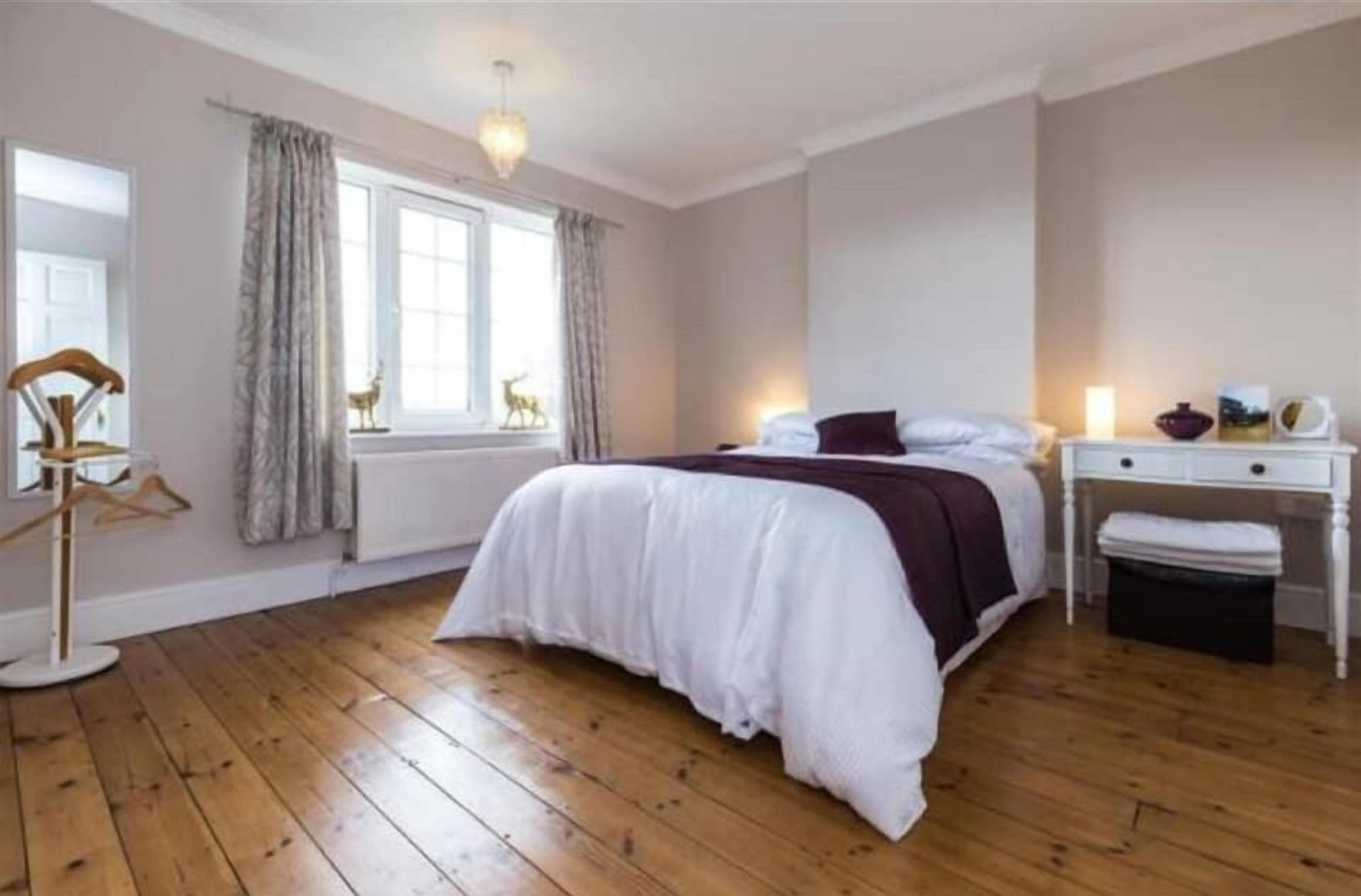 واي فاي مجانًا وملاءات أسرّة