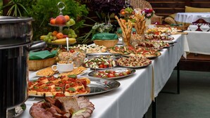 A buffet table with various food items and a pot on the left. - Dwor W Odonowie (Kazimierza Wielka)